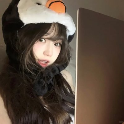 戴流苏耳环的少女
